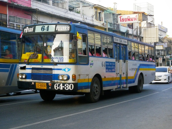 Uno de los autobuses urbanos de Bangkok