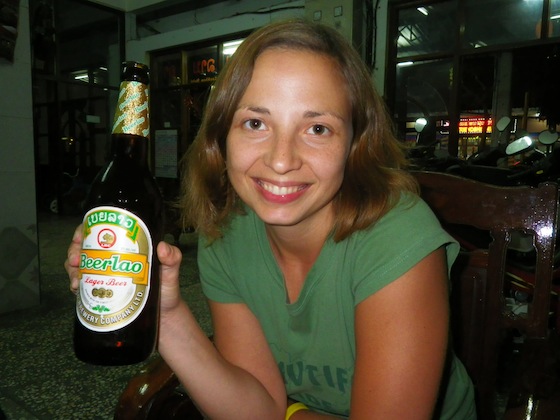 Ilze con su primera cerveza Lao