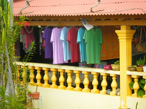 Colorida ropa tendida en una de las casas de madera de Melaka
