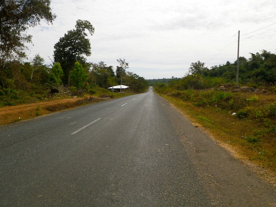 La aburrida carretera que nos conducía de regreso a Tha Khaek