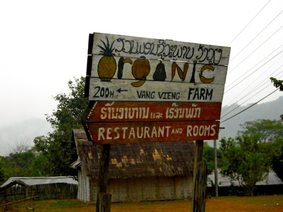 Cartel en la carretera de la granja orgánica