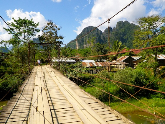 El puente gratuito que cruza el río en Vang Vieng