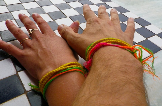 Las pulseras que nos colocaron en el ritual