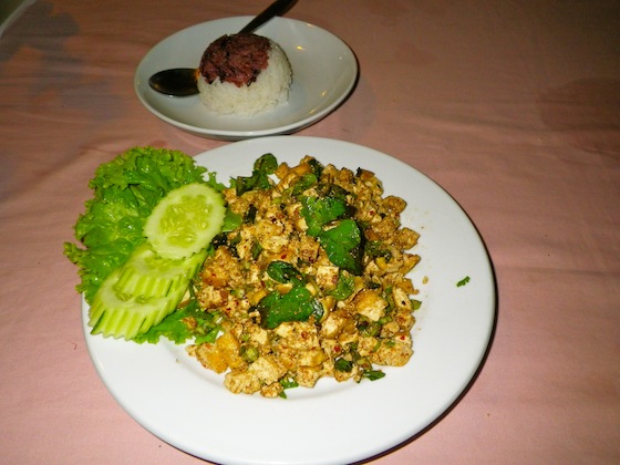 Laab de tofu, un plato tradicional de Laos con carne cruda muy especiada
