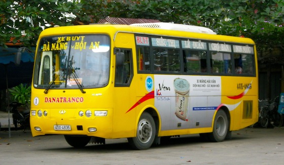 Autobús de la línea amarilla que conecta Da Nang con Hoi An