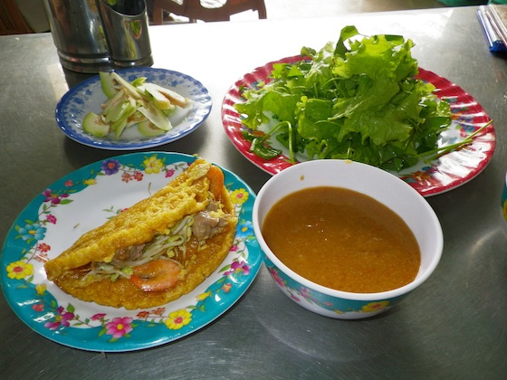 Banh khoai: crepe salada típica de Hué
