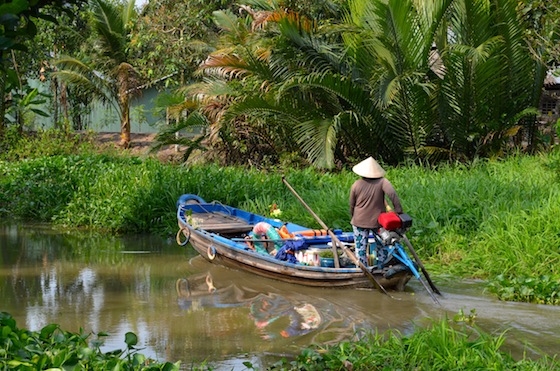 Nuestra barquera recorriendo los canales del Mekong tras dejarnos en tierra firme