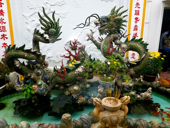 Estatua del dragón en los jardines de una de las pagodas