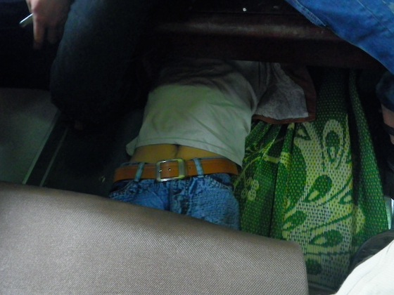 Así se duerme bajo los asientos de los trenes vietnamitas