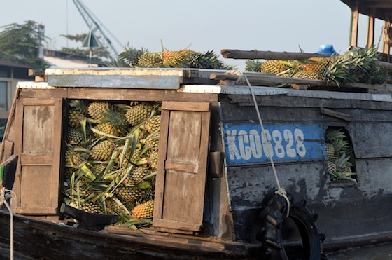 Las frutas desbordan la capacidad de carga de los botes y barcos