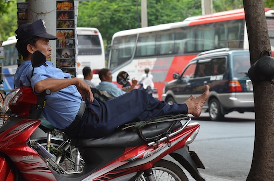 Los guardias de seguridad acostumbran a descansar sobre las motos
