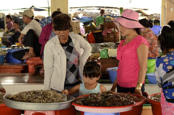 Niña vietnamita en el mercado del pescado