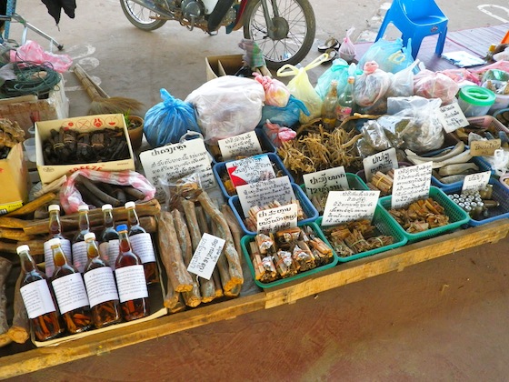 Productos del bosque en un tenderete de Paksan
