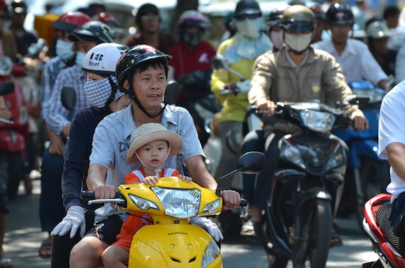Bebé al volante en Vietnam