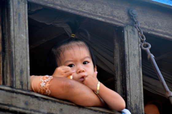 Una niña vietnamita nos observa desde el camarote