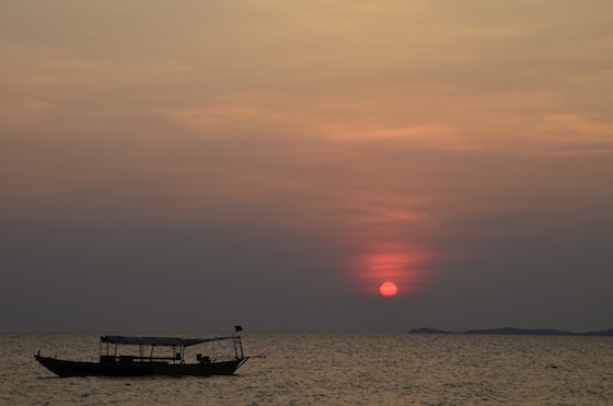 Característica puesta de sol en Otres Beach, Sihanoukville, Camboya