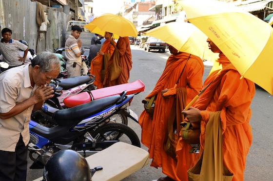 Monjes budistas paseando por las calles de Phnom Penh