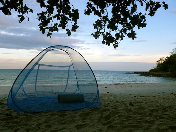 Utilizando nuestra tienda mosquitera en una playa de Ko Samet, Tailandia