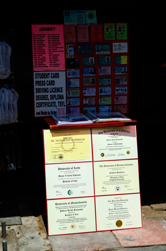 Las falsficaciones de diplomas y carnets son habituales en Khao San Road, Bangkok