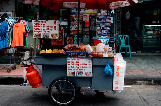 Pad Thai a la venta en los puestos callejeros de Bangkok, Tailandia