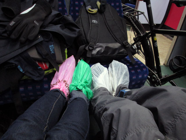 El frío y la falta de calcetines secos nos llevó a utilizar bolsas de plástico como calcetines