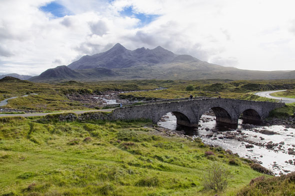 Cruzando el puente en la isla de Skye