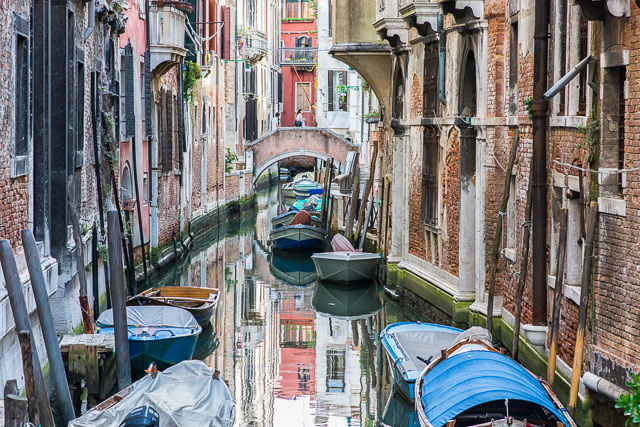 Canal estrecho en Venecia