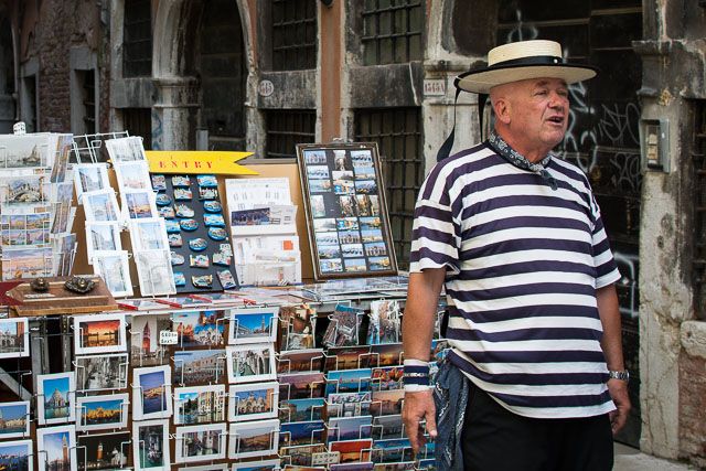 Vendiendo postales en Venecia