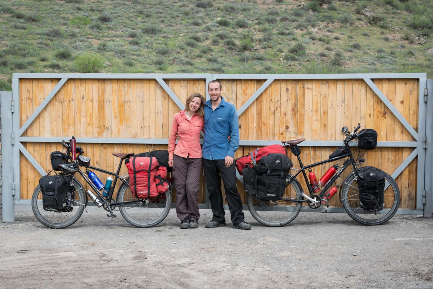 Pablo e Ilze con sus bicicletas de cicloturismo