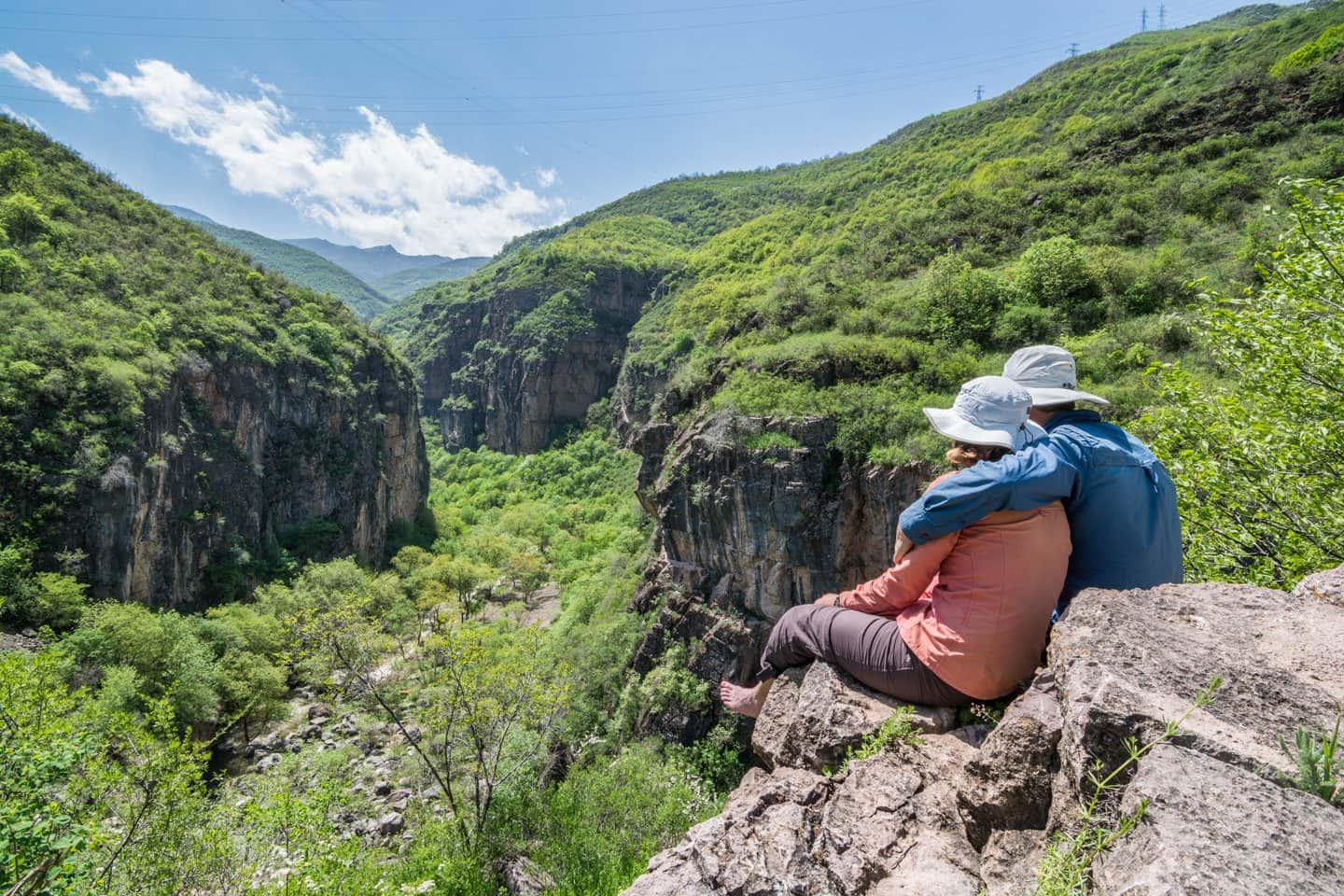 Pablo e Ilze contemplando un valle, abrazados