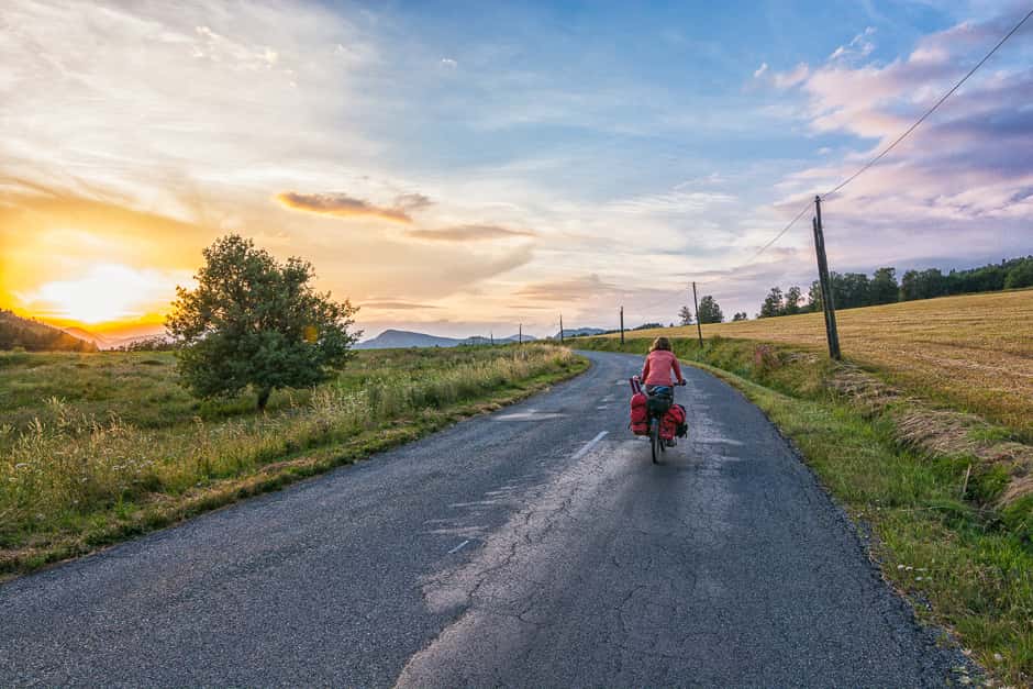 De Francia a Italia por los Alpes, viajar en bicicleta