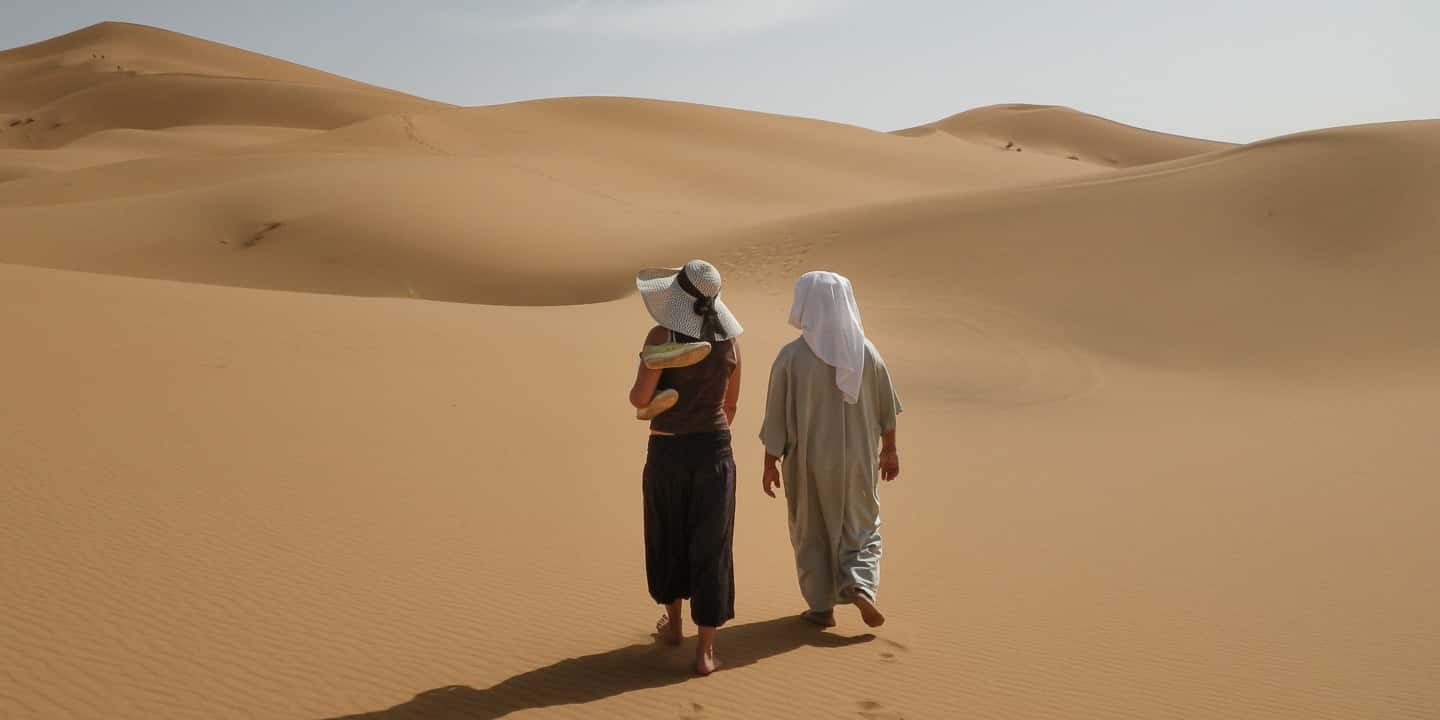 Caminando por el desierto en Marruecos