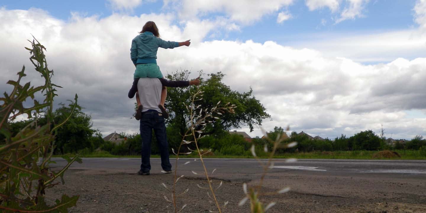Haciendo autostop en la carretera con una mochila