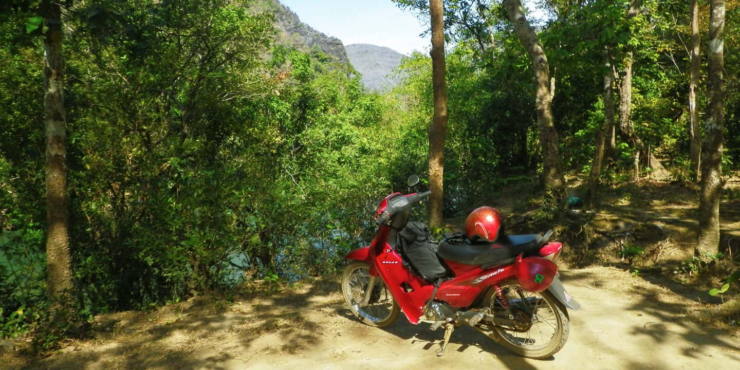 Dando la vuelta por el centro de Laos en motocicleta