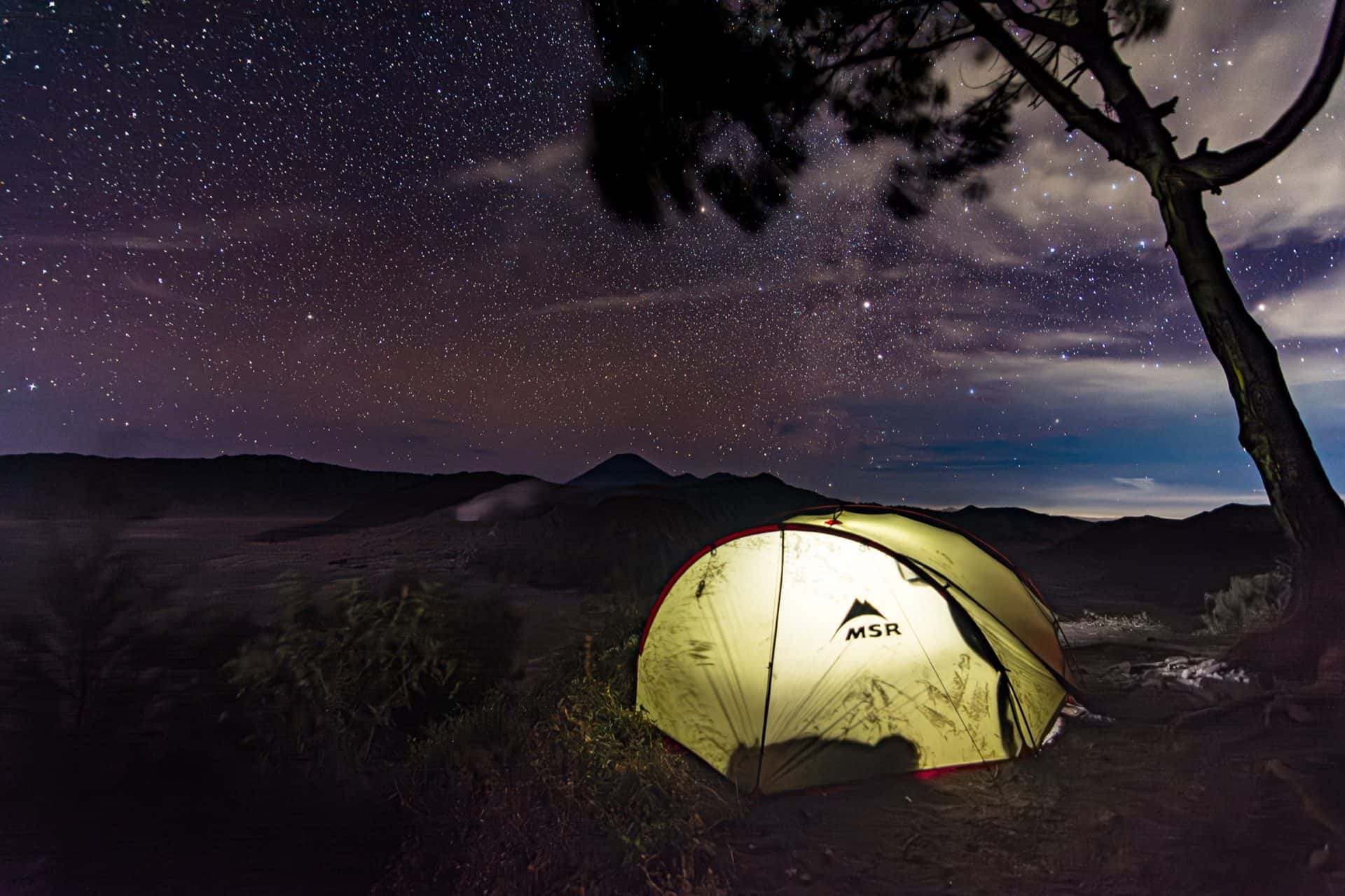 Acampada libre bajo las estrellas cerca del Monte Bromo, Indonesia