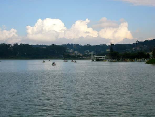 Vistas desde el lago de Dalat