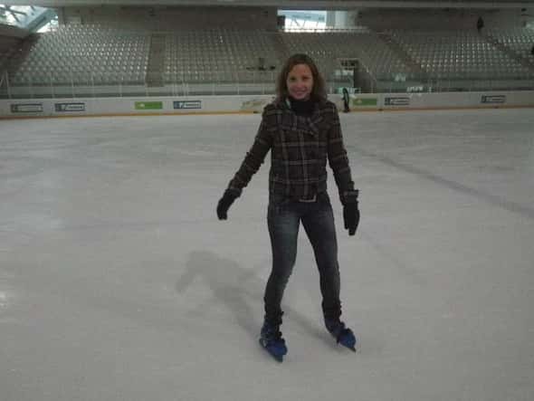 Ilze patinando sobre hielo en Jaca