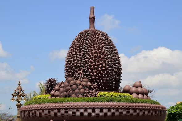 Rotonda de Kampot con un durian como centro, Camboya