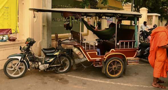 Conductor de tuktuk descansando en una hamaca
