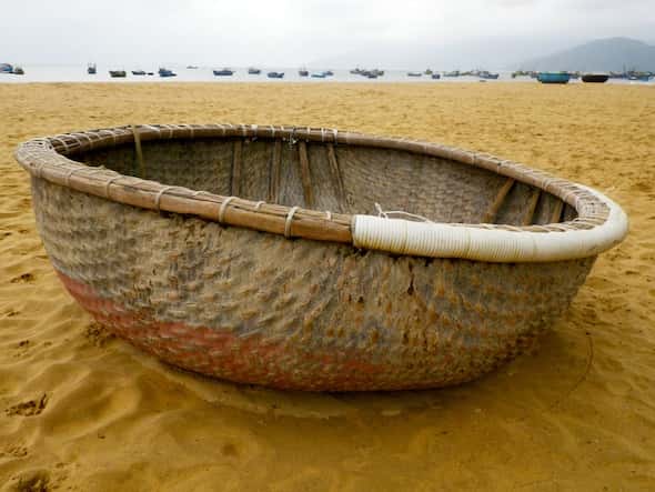Barcos vietnamitas en la playa de Quy Nhon