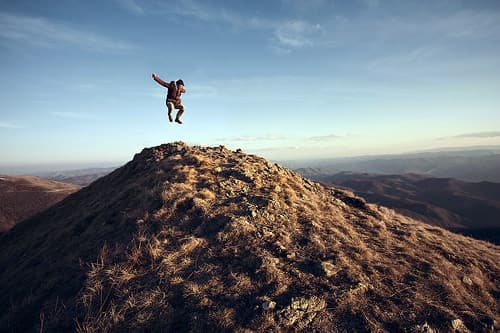 Saltando sobre la cima de una montaña
