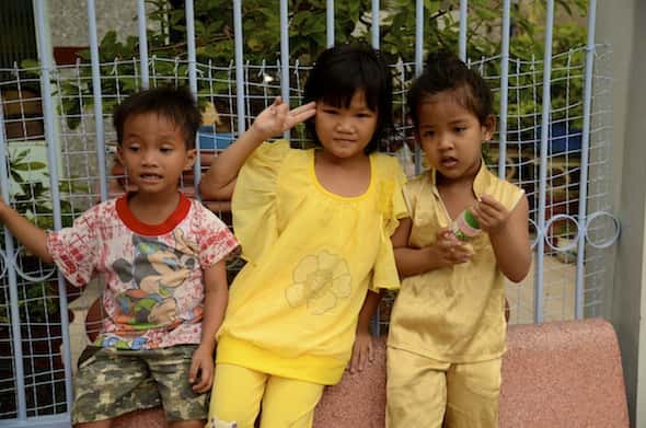 Niños vietnamitas saludándonos en las calles de Ha Tien