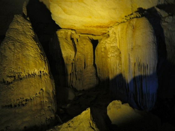 Zonas iluminadas en el interior de la cueva