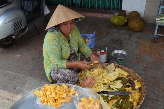 Pelando y preparando el jackfruit para la venta