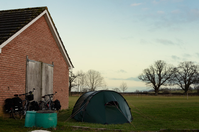 Camping en un campo de fútbol en Inglaterra