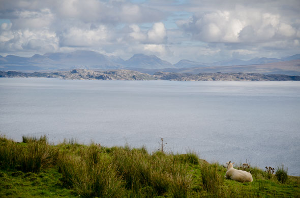 Vistas del mar escocés desde Skye antes de la tormenta