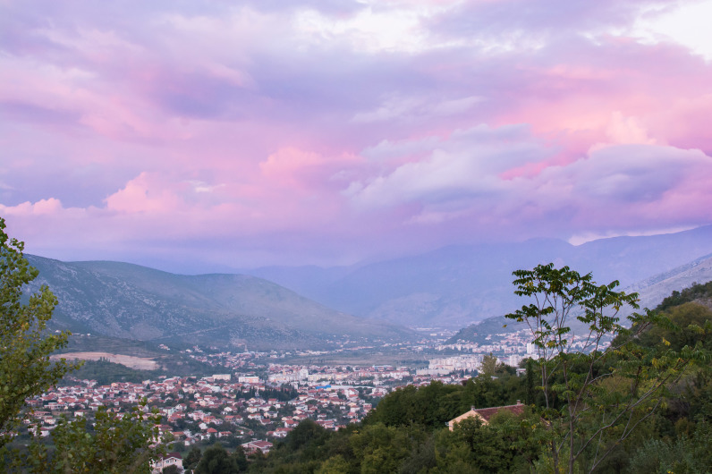Nubes de colores sobre Mostar, Bosnia