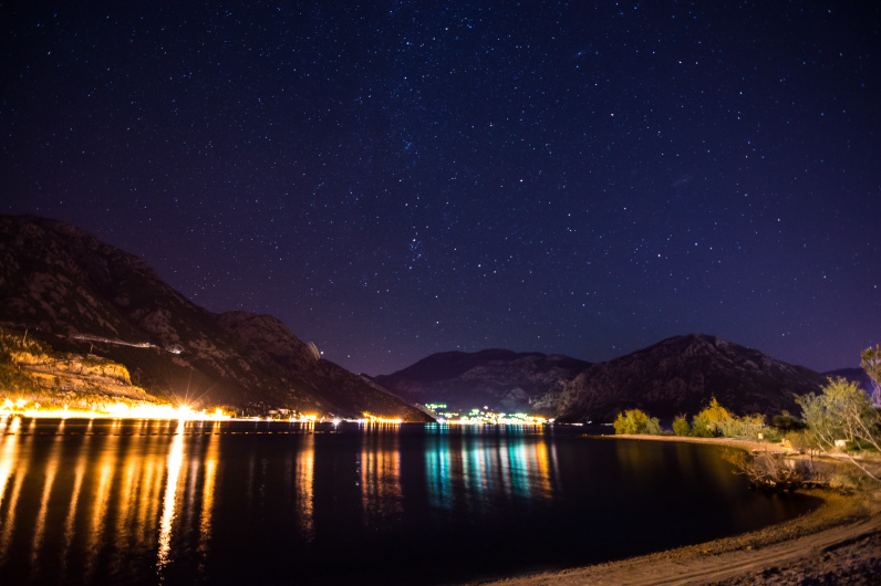 Durmiendo bajo las estrellas en la Bahía de Kotor, Montenegro