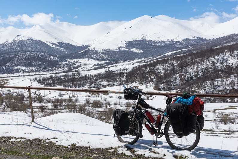 Montañas en Armenia con nieve
