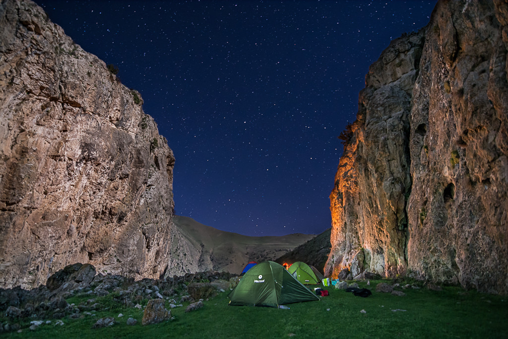 Acampando bajo las estrellas en el Cañon del Infierno en Armenia